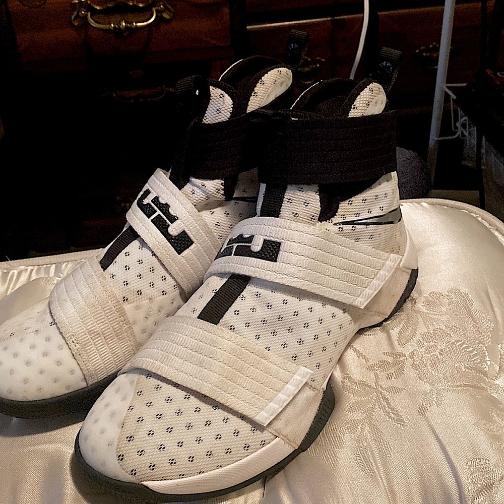 Nike LeBron Zoom Soldier 10 Team
Bank White Basketball Shoes
